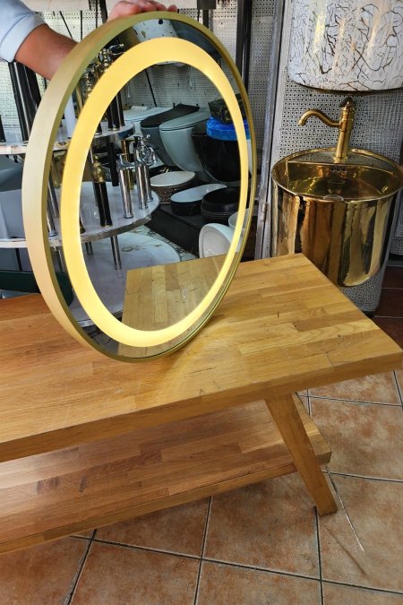 مرآة دائرية بإضاءة أمامية وإطار ذهبي